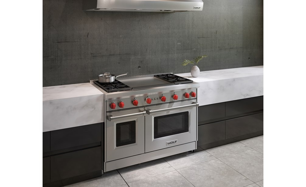 La cuisinière à gaz Wolf 48 po à 4 brûleurs avec plaque à frire double infrarouge (GR484DG) présentée dans un design de cuisine moderne et contemporain