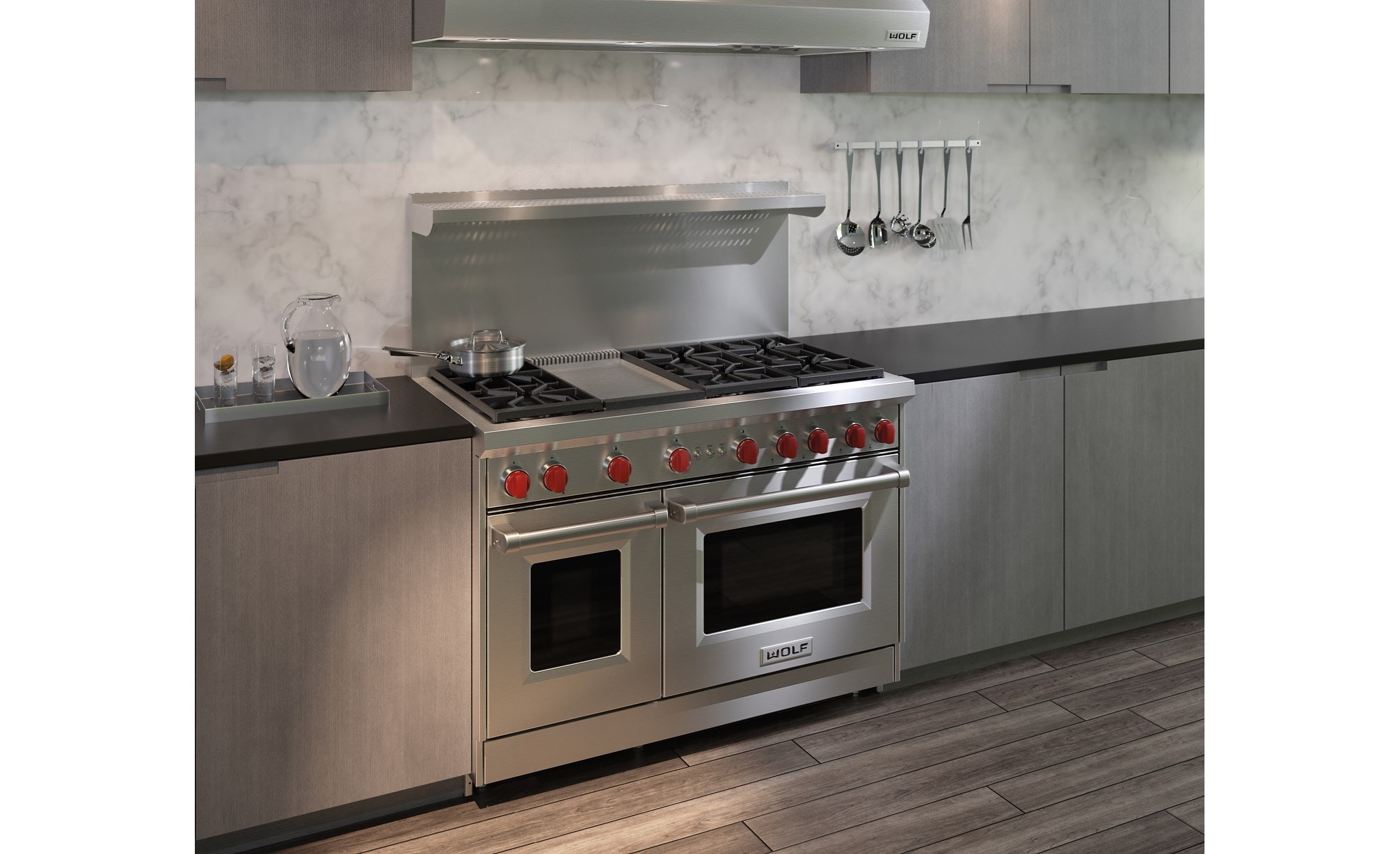 Cuisinière Wolf 48 po à gaz 6 brûleurs avec plaque à frire infrarouge (GR486G) jumelée à une hotte murale de style professionnel Wolf 48 po - Profondeur de 24 po (PW482418)