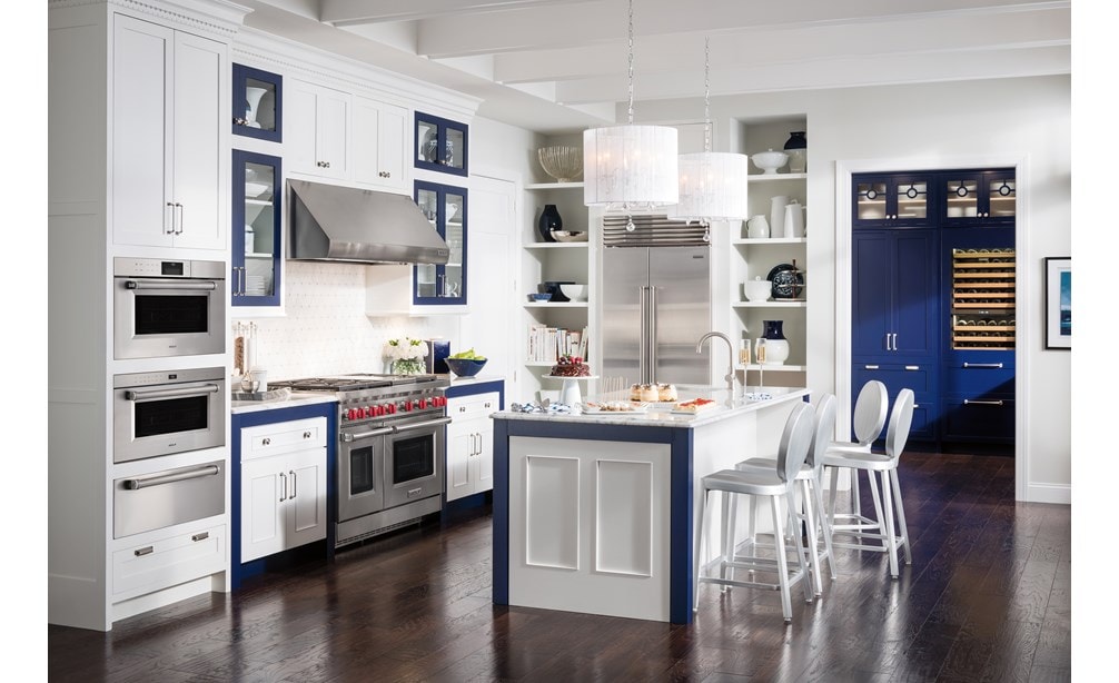 La cuisinière à gaz 6 brûleurs Wolf 48 po avec grilloir infrarouge (GR486C) jumelée à un réfrigérateur-congélateur côte-à-côte à porte en verre classique Sub-Zero 48 po (BI-36S/S)