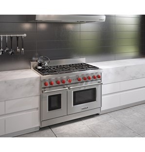 Cuisinière Wolf 48 po à gaz 8 brûleurs (GR488) jumelée à une hotte murale de style professionnel Wolf 48 po - Profondeur de 24 po (PW482418)
