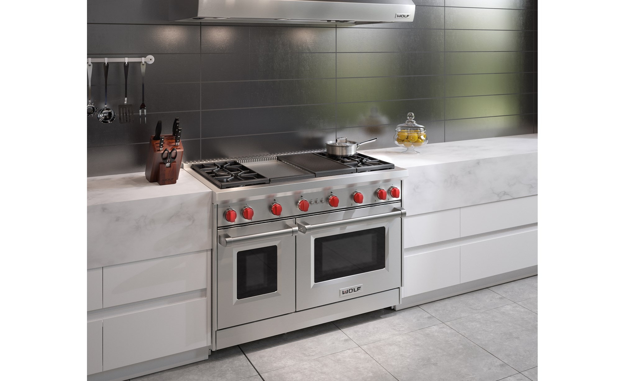 La cuisinière à gaz Wolf 48 po à 4 brûleurs avec grilloir infrarouge et plaque à frire infrarouge (GR484CG) se fond parfaitement dans une cuisine au design épuré et minimaliste