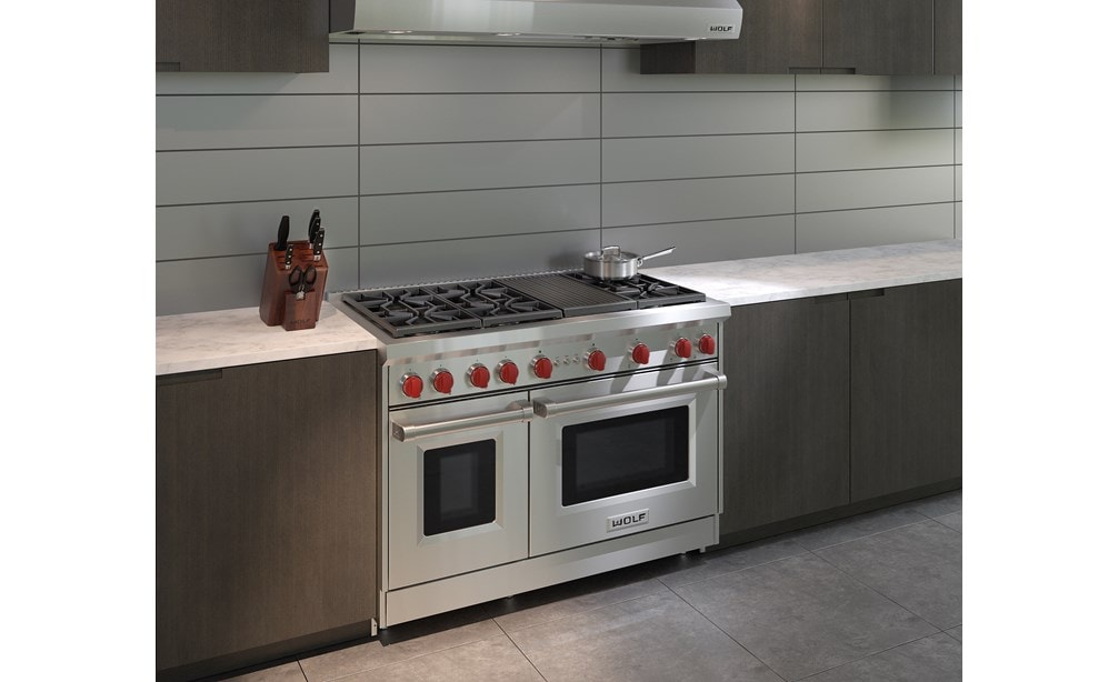 Cuisinière Wolf 48 po à gaz 6 brûleurs avec grilloir infrarouge (GR486C) jumelée à une hotte murale de style professionnel Wolf 48 po - Profondeur de 24 po (PW482418)