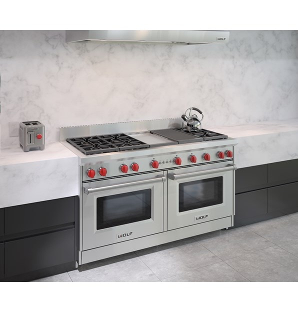 Cuisinière Wolf 60 po à gaz 6 brûleurs avec grilloir infrarouge (GR486C) jumelée à une hotte murale de style professionnel Wolf 60 po - Profondeur de 24 po (PW602418)