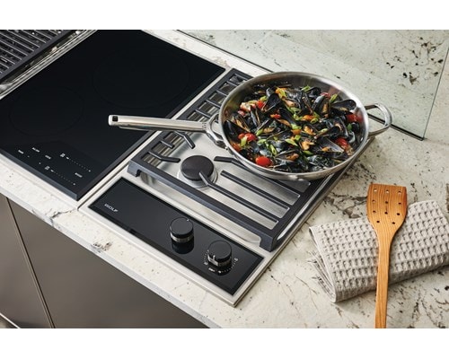 Module de cuisson à la vapeur de style transitionnel Wolf 15 po (SM15TFS) associé à un module de gril de style transitionnel 15 po (GM15TFS)