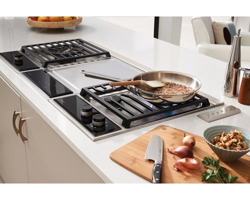 Module de table de cuisson à gaz de style transitionnel Wolf 15 po (CG152TFS) associé à un module teppanyaki de style transitionnel 15 po (TM15TFS) et à un module multifonction de style transitionnel 15 po (MM15TFS)