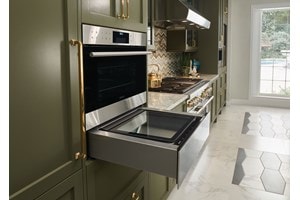 140067SZF_EC24_CloseUp_Talent_G7C1_300_psd