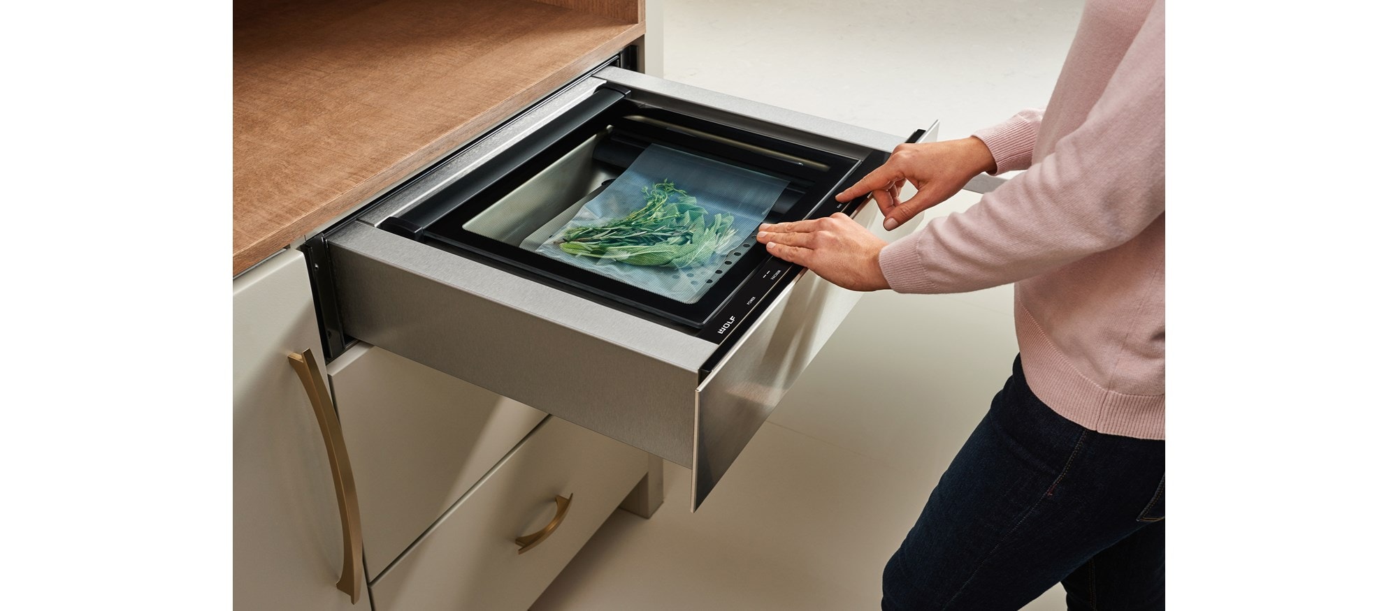 Le tiroir de scellement sous vide Wolf 24 po (VS24) ajoute un outil culinaire que les chefs professionnels utilisent depuis des années dans toute conception de cuisine personnalisée