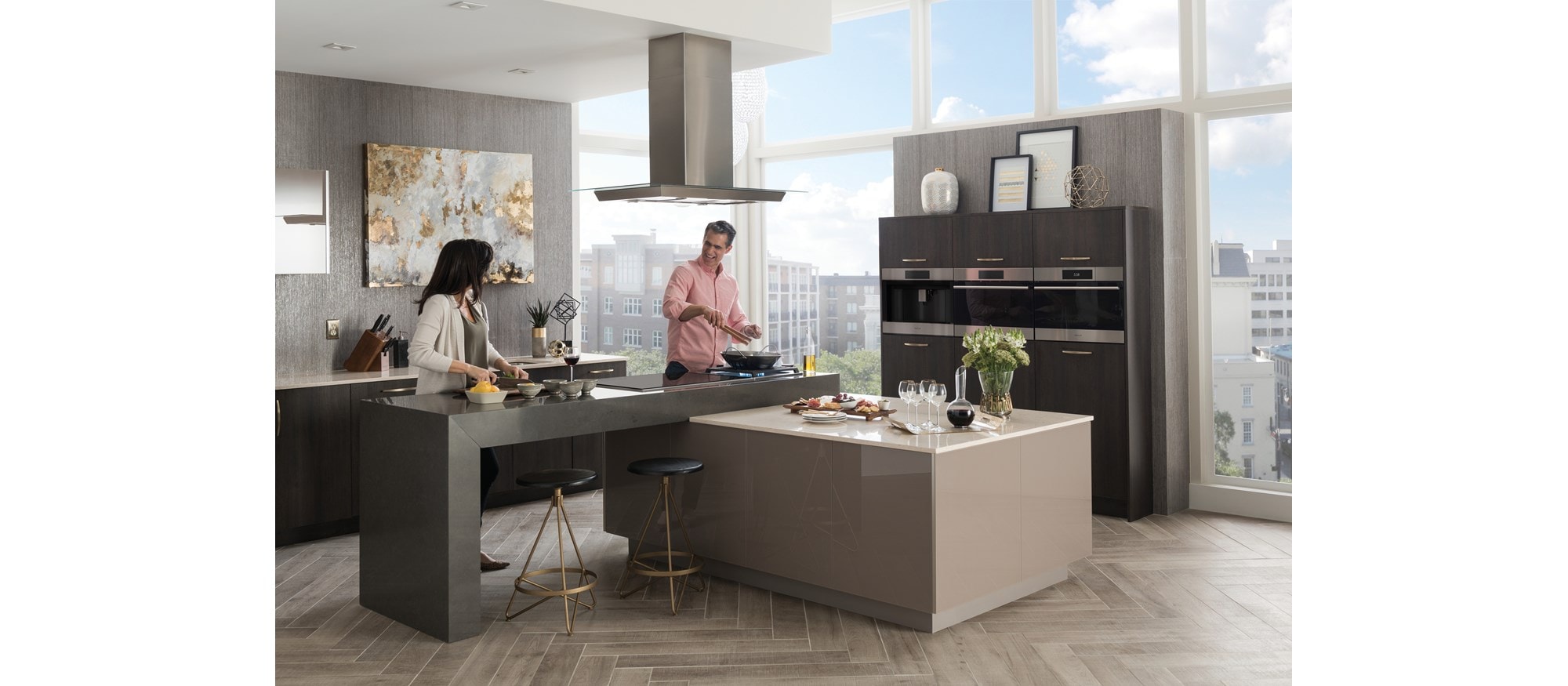 Hotte pour îlot à surface de cuisson en verre Wolf 45 po au-dessus d'une surface de cuisson à induction de 30 po