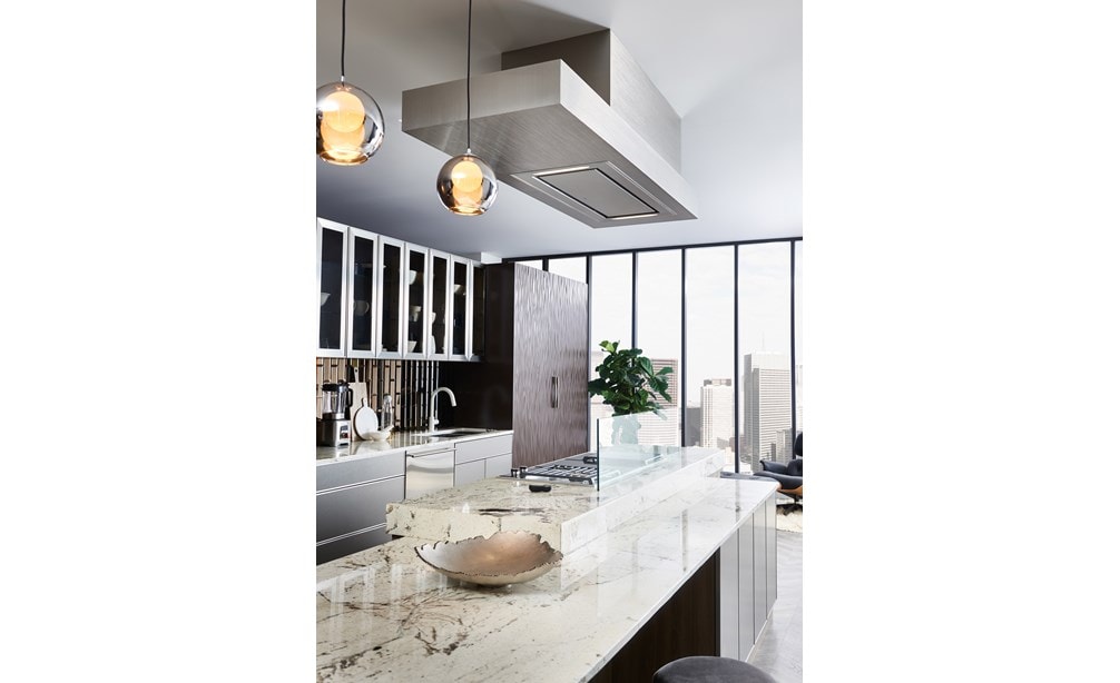 La hotte installée au plafond de 48 po - acier inoxydable (VC48S) a ajouté du poli et du luxe au-dessus du grand comptoir de cuisine en granit spiralé riche