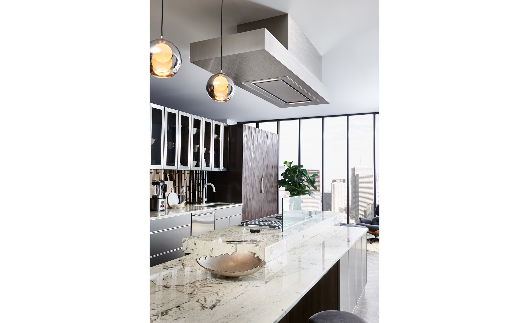 La hotte installée au plafond de 48 po - acier inoxydable (VC48S) a ajouté du poli et du luxe au-dessus du grand comptoir de cuisine en granit spiralé riche