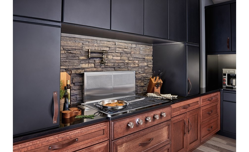 Ventilation à aspiration descendante Wolf 36 po (DD36) présentée avec une surface de cuisson au gaz de 36 po de style contemporain à 5 brûleurs (CG365C/S) dans un design de cuisine aux textures riches