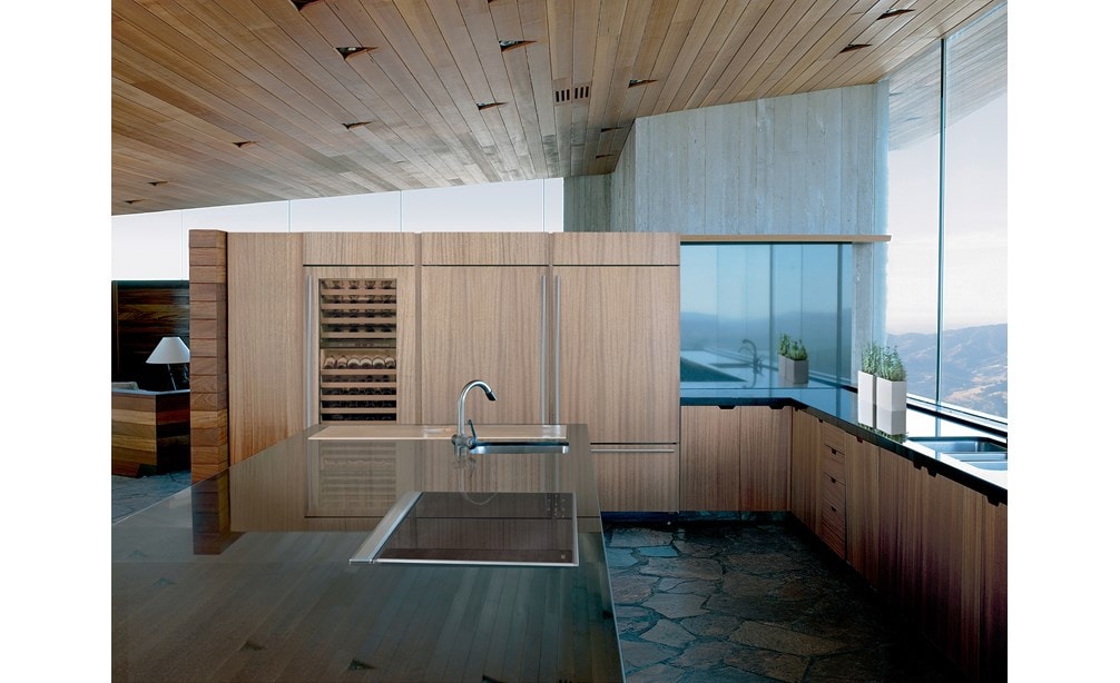 Ventilation à aspiration descendante Wolf 30 po (DD30) présentée avec la surface de cuisson à induction Wolf 30 po de style transitionnel (CI304T/S) dans un décor en bois naturel minimal