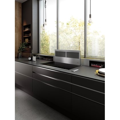Ventilation à aspiration descendante Wolf 36 po (DD36) présentée avec une surface de cuisson électrique de style contemporain de 36 po (CE365C/B) dans une cuisine moderne luxueuse