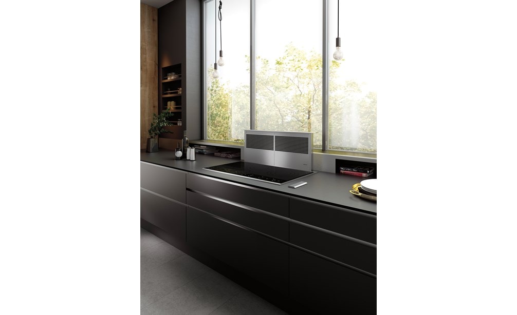 Ventilation à aspiration descendante Wolf 36 po (DD36) présentée avec une surface de cuisson électrique de style contemporain de 36 po (CE365C/B) dans une cuisine moderne luxueuse