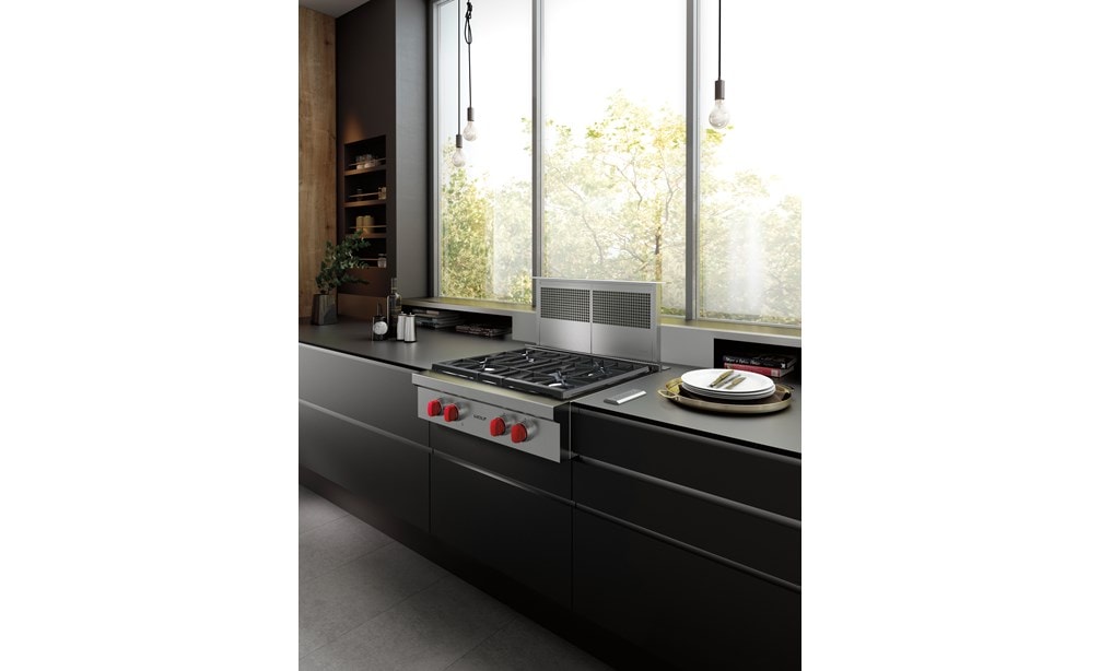 Ventilation à aspiration descendante Wolf 30 po (DD30) avec dessus de cuisinière à 4 brûleurs scellés Wolf 30 po (SRT304) avec boutons rouges caractéristiques