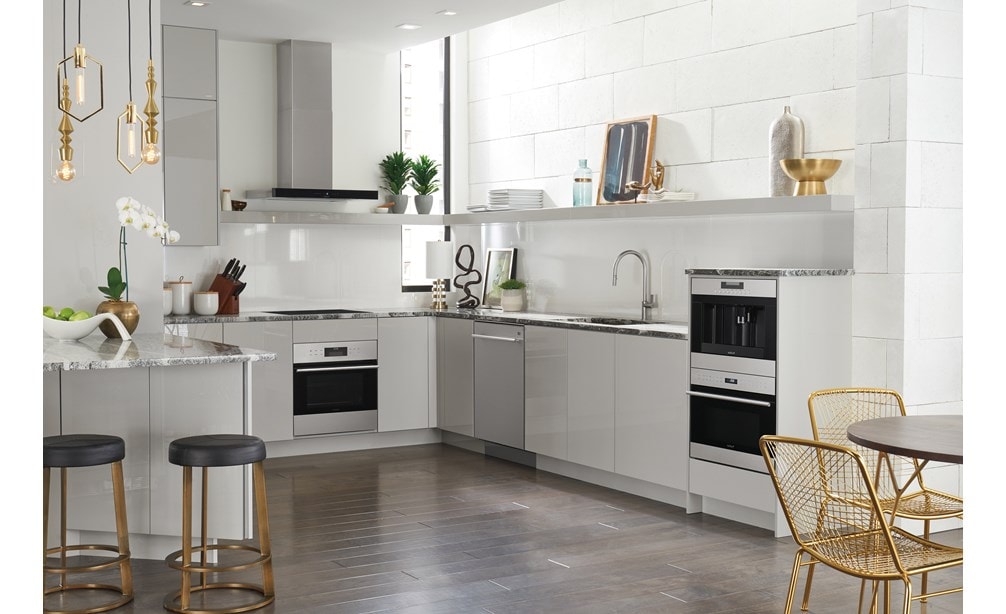 Hotte murale Wolf 30 po pour surface de cuisson - noire (VW30B) présentée un design de cuisine moderne ouvert, frais, léger et fonctionnel