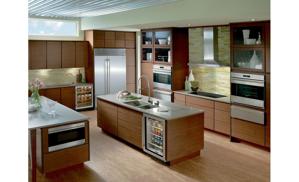 La hotte murale Wolf 36 po pour surface de cuisson - en acier inoxydable (VW36S) est équipée d'un four à micro-ondes Wolf 24 po à tiroir de style transitionnel (MD24TE/S)