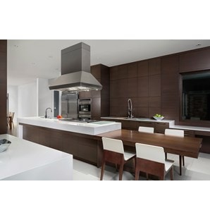 La hotte Wolf 54 po Pro pour îlot (PI543418) est présentée au-dessus du dessus de cuisinière à brûleur scellé de 48 po (SRT486G) dans un grand design de cuisine à panneau ultra-moderne