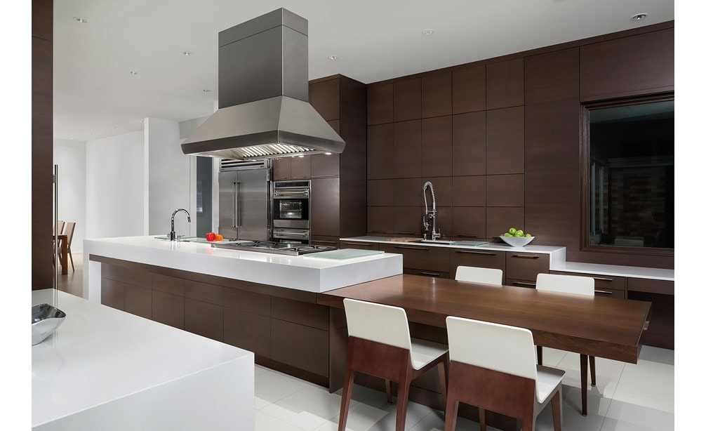 La hotte Wolf 54 po Pro pour îlot (PI543418) est présentée au-dessus du dessus de cuisinière à brûleur scellé de 48 po (SRT486G) dans un grand design de cuisine à panneau ultra-moderne