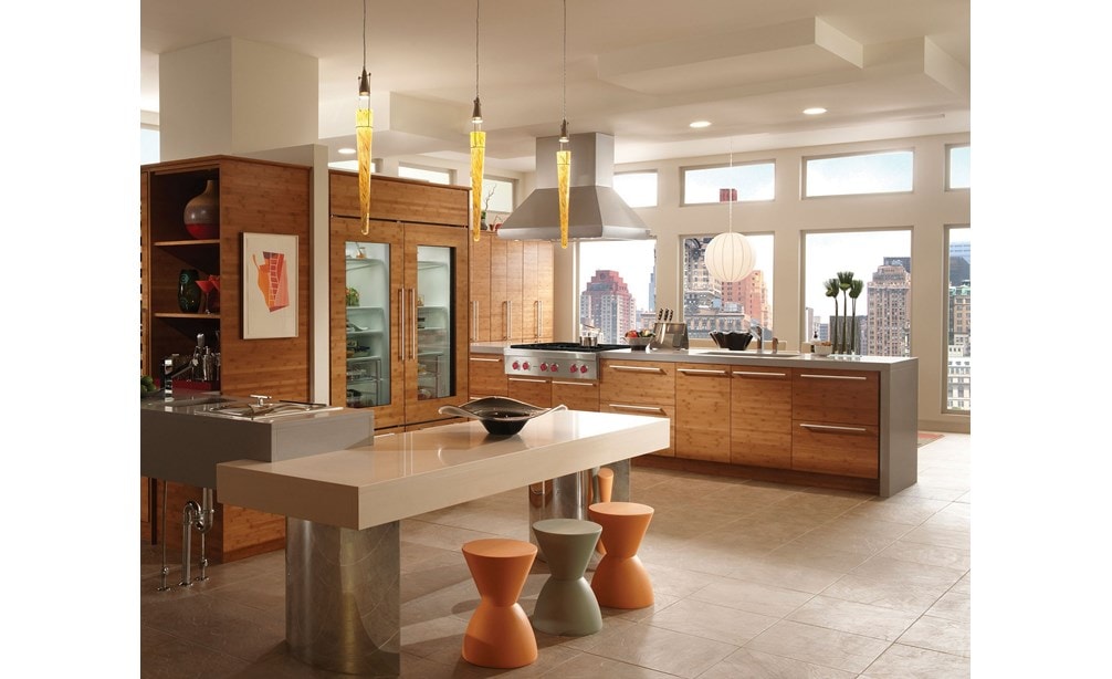 La hotte pour îlot Wolf 36 po Pro (PI363418) est présentée dans une grande cuisine contemporaine en forme de I avec des armoires en bois naturel et de hauts plafonds