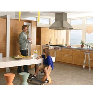 Hotte pour îlot à surface de cuisson Wolf Pro de 42 po (PI423418) exposée dans une grande cuisine contemporaine ouverte et lumineuse avec des armoires en grain de bois sans joints