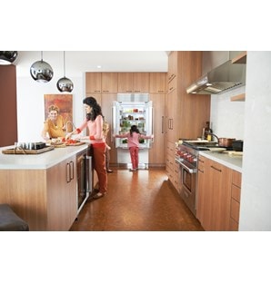 Hotte murale Wolf 36 po à profil bas (PW362210) éclairant une surface de cuisson dans une grande cuisine de style familial