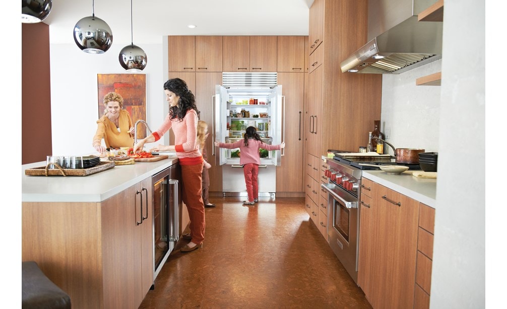 Hotte murale Wolf 36 po à profil bas (PW362210) éclairant une surface de cuisson dans une grande cuisine de style familial