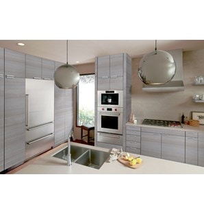 Hotte murale Wolf 36 po à profil bas (PW362210) mise en valeur dans un design de cuisine moderne et épuré utilisant des armoires grises avec des accents argentés