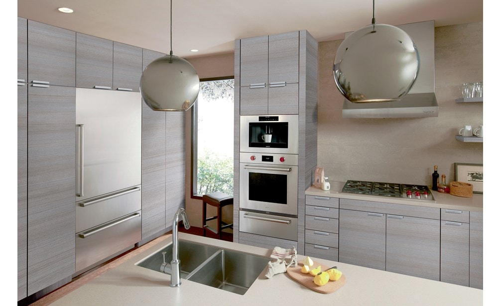 Hotte murale Wolf 36 po à profil bas (PW362210) mise en valeur dans un design de cuisine moderne et épuré utilisant des armoires grises avec des accents argentés