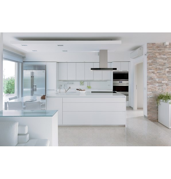 La hotte pour îlot à surface de cuisson Wolf de 42 po - noire (VI42B) se fond harmonieusement dans un design de cuisine linéaire blanc avec des armoires sans poignées