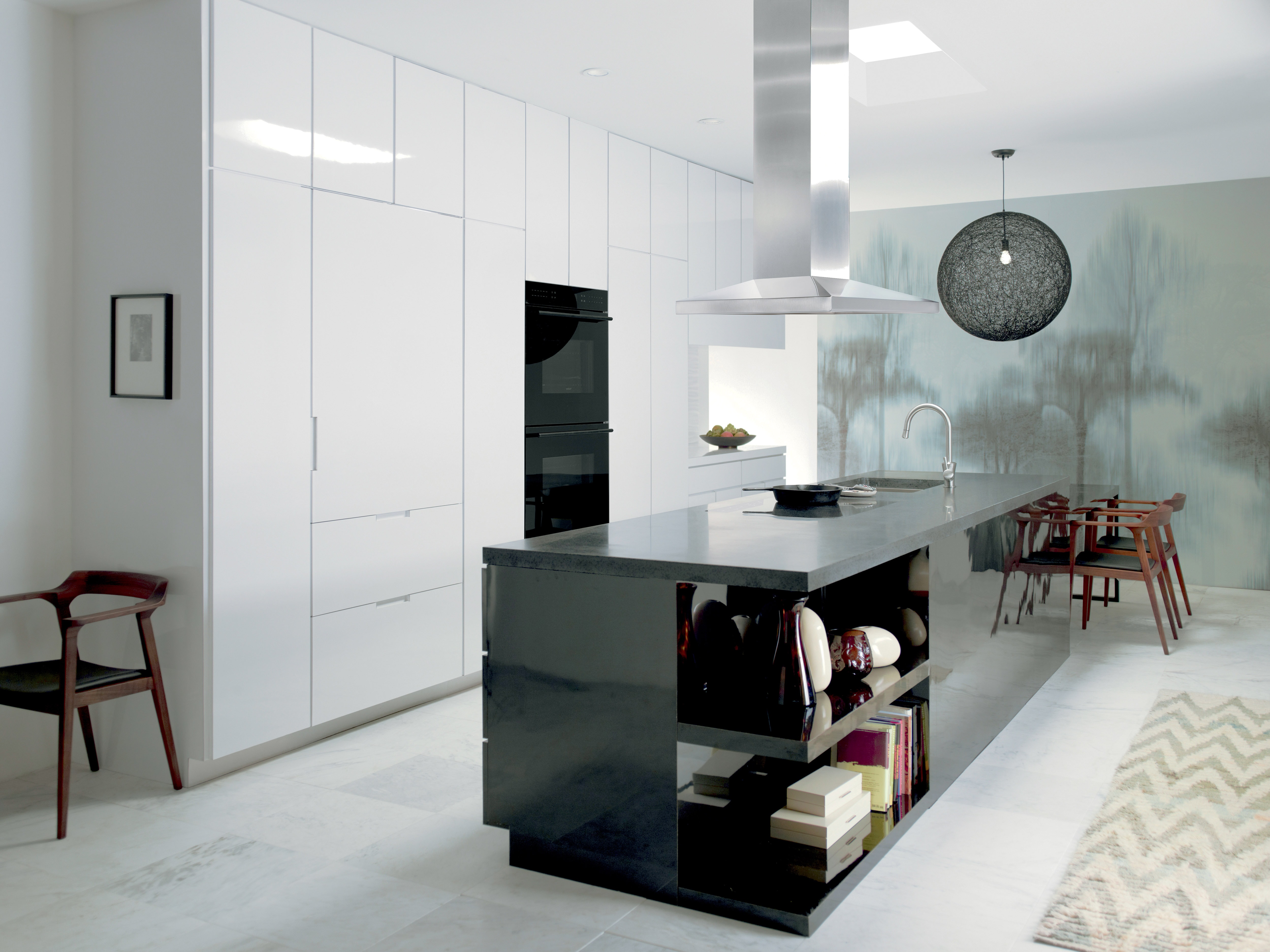 Hotte Wolf pour îlot de surface de cuisson de 42 po en acier inoxydable (VI42S) présentée intégrant un élément raffiné en tant qu'élément central dans ce design minimaliste noir et blanc.