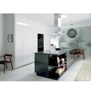 Hotte Wolf pour îlot de surface de cuisson de 42 po en acier inoxydable (VI42S) présentée intégrant un élément raffiné en tant qu'élément central dans ce design minimaliste noir et blanc.