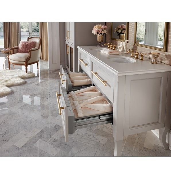 Le tiroir chauffe-plats Wolf 30 po (WD30) présenté ici garde les draps de bain, les peignoirs et les accessoires au chaud dans un design de salle de bain élégant