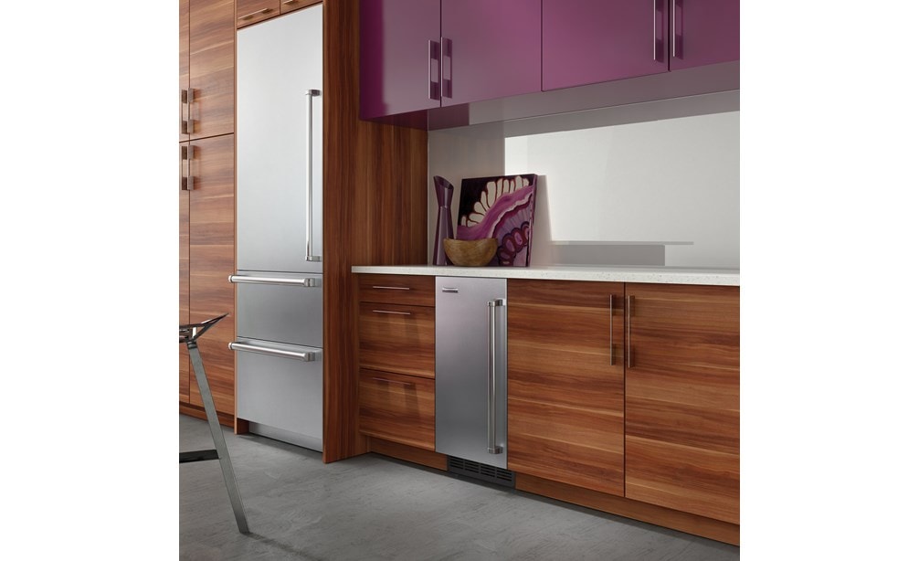 La machine à glaçons Sub-Zero 15 po avec pompe prête à l'installation d'un panneau (UC-15IP) jumelée à un réfrigérateur à congélateur inférieur Sub-Zero 30 po intégré (IT-30CI)