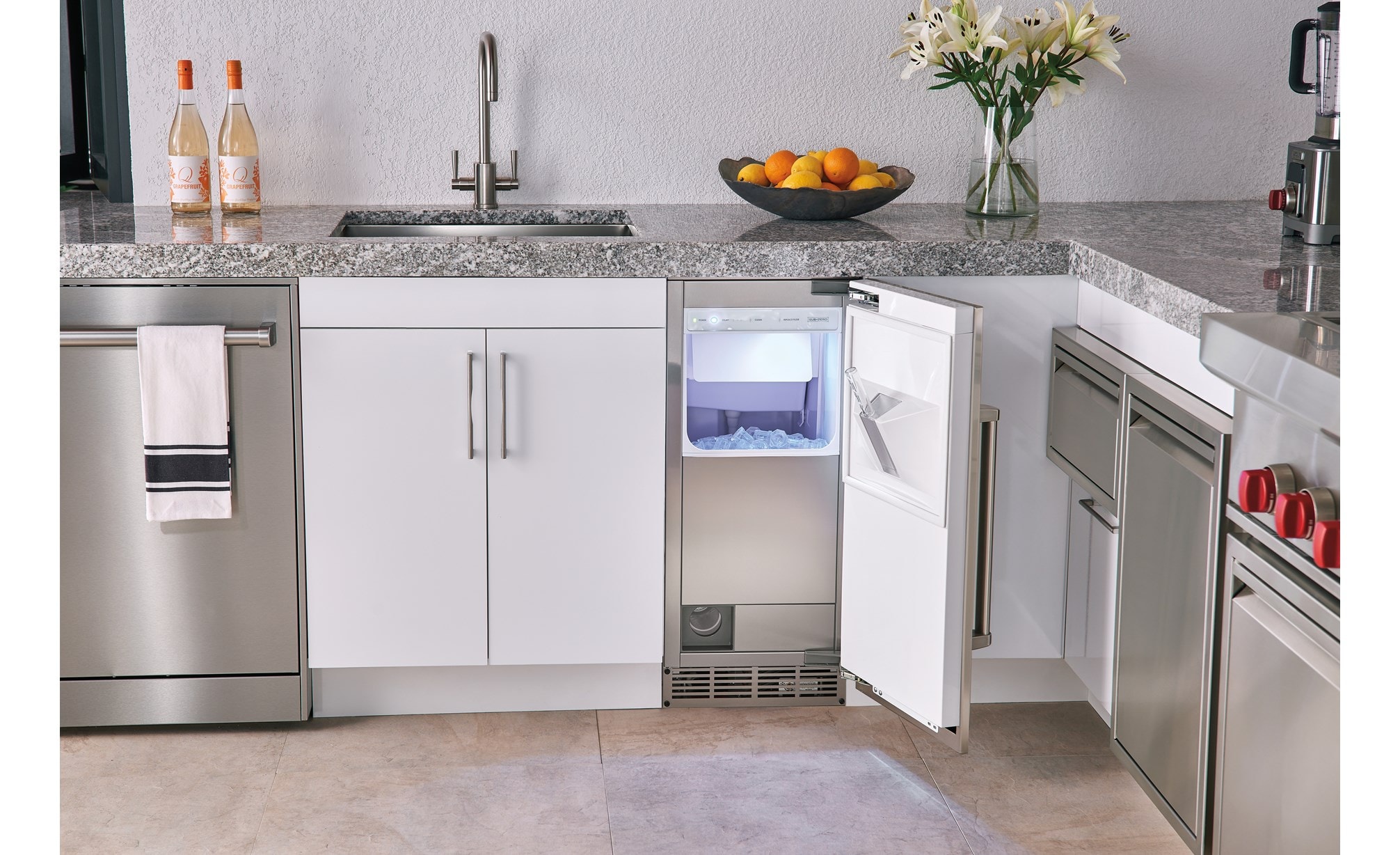 Complétez votre espace cuisine extérieur avec la machine à glaçons d’extérieur Sub-Zero 15 po avec pompe (UC-15IPO).