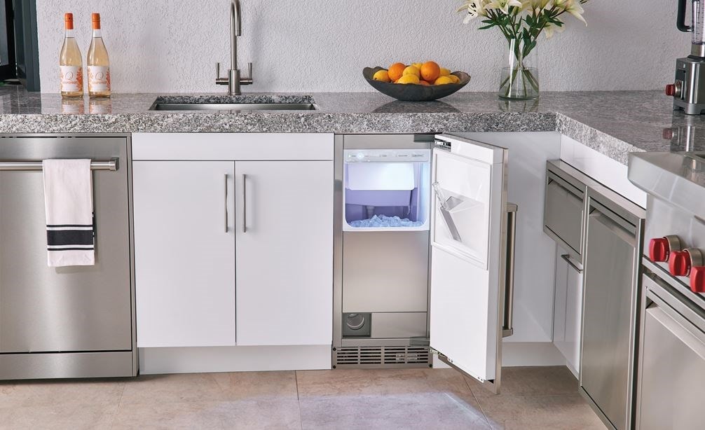Complétez votre espace cuisine extérieur avec la machine à glaçons d’extérieur Sub-Zero 15 po avec pompe (UC-15IPO).