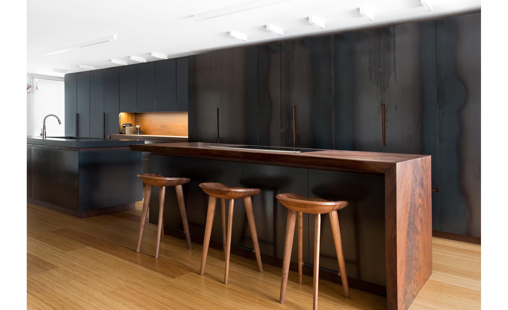 Superbe cuisine « Blue Steel » conçue par Eduardo Carrera. Comprend les modèles de réfrigérateur Sub-Zero ICBIC-24FI, ICBIC-24R, ICBID-30C. 