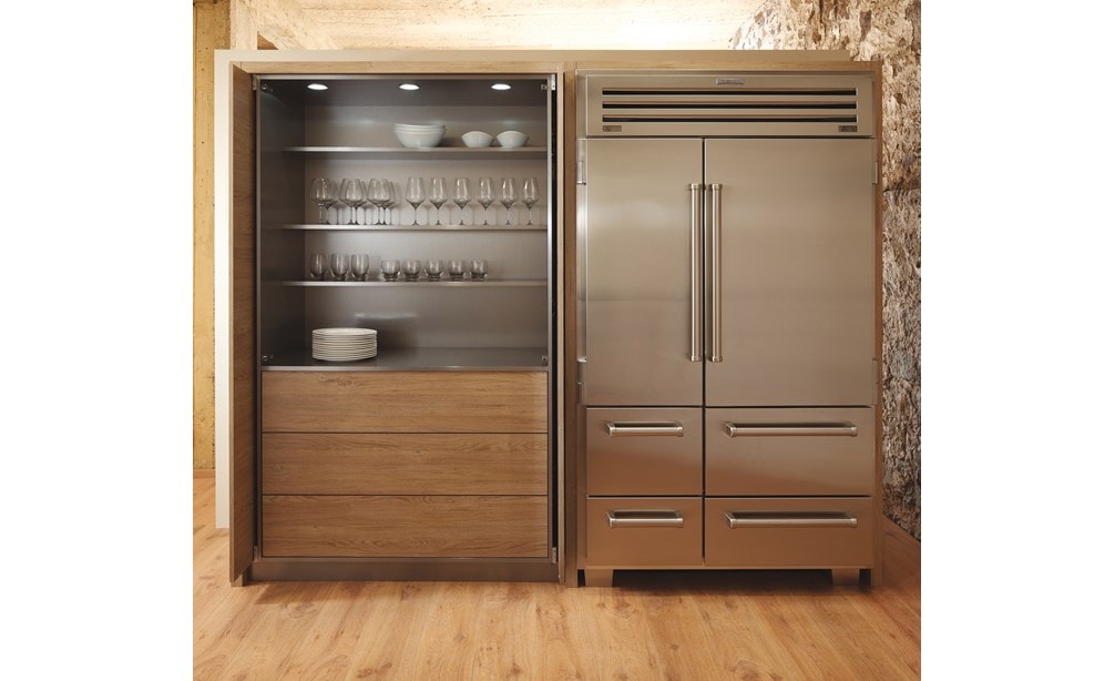 Le réfrigérateur congélateur Sub-Zero PRO de 48 po avec machine à glaçons est présenté dans un design compact et peu encombrant.