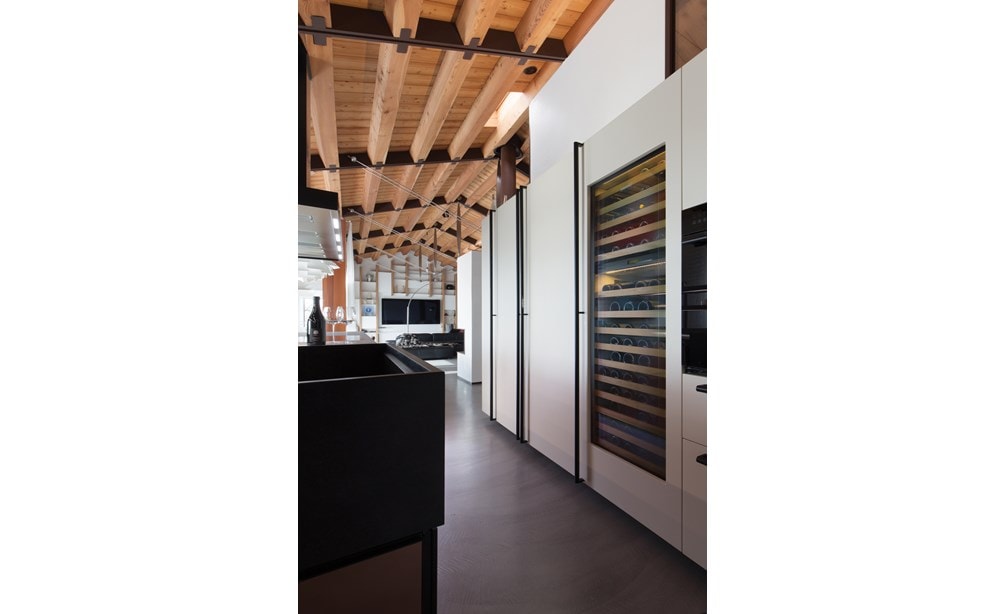 Colonne sans réfrigérateur Sub-Zero 30 po Designer (IC-30FI) présentée avec four simple Wolf 30 po Série E Classic de style contemporain (SO30CE/B/TH) 