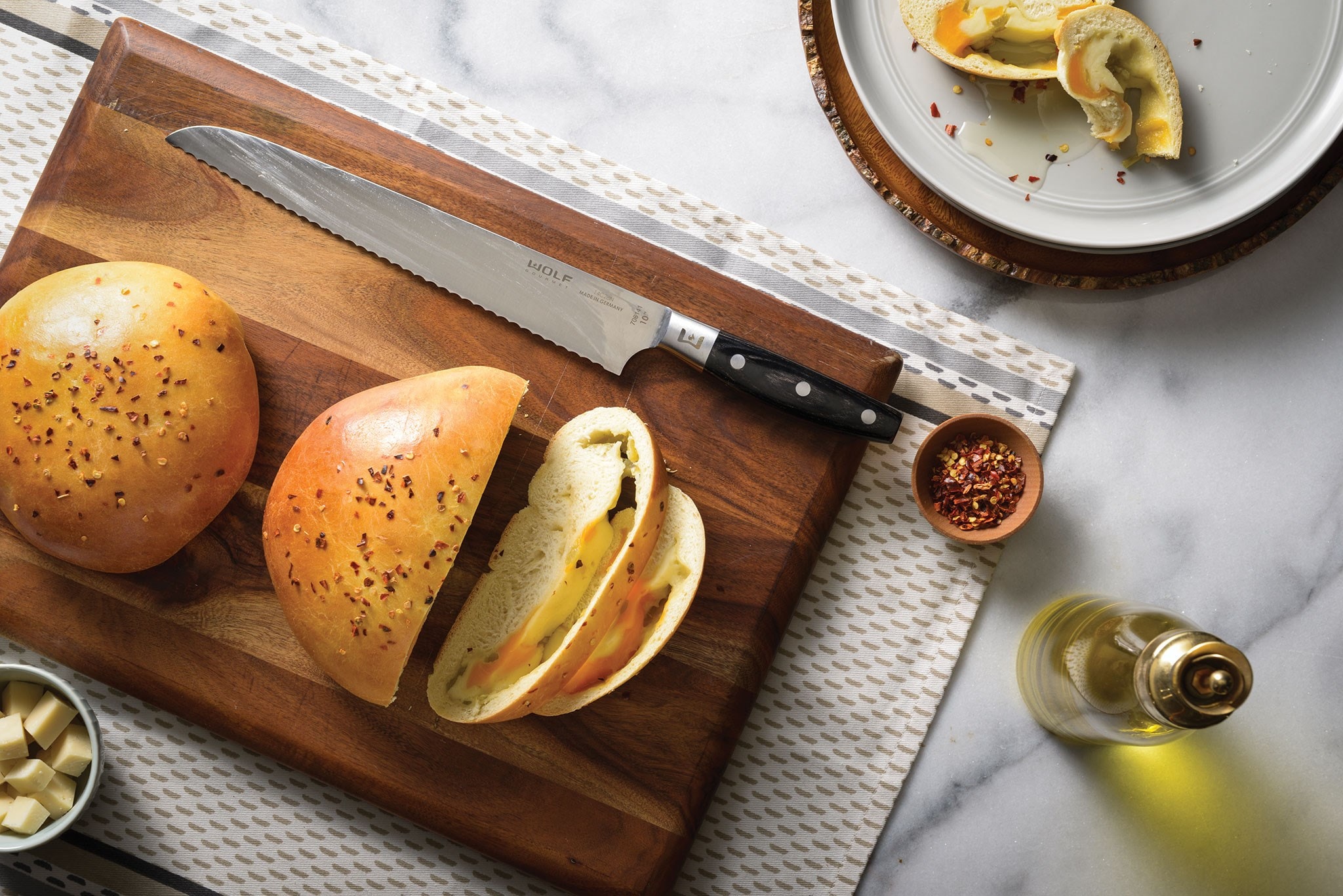 Pain au fromage et au chili rôti