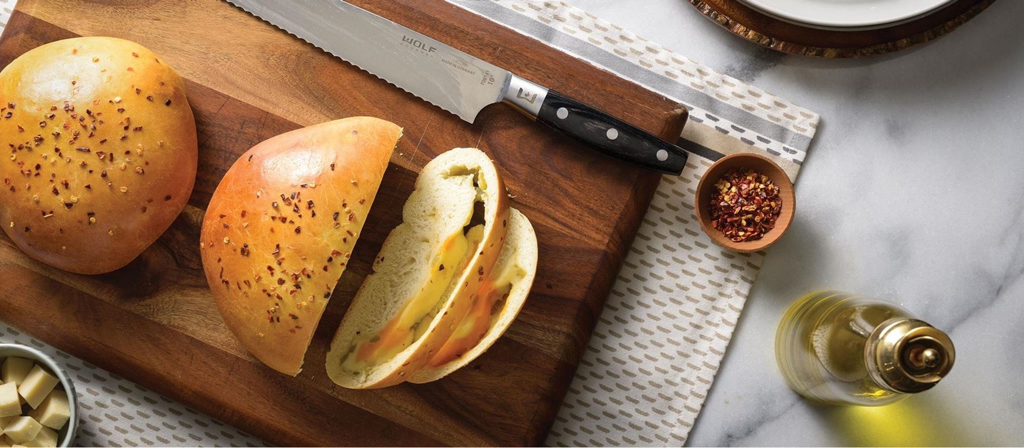 Pain au fromage et au chili rôti