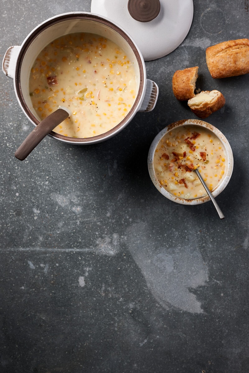 Scellez du maïs frais dans le tiroir de scellement sous vide de Wolf pour profiter de cette délicieuse chaudrée tout au long de l'année.