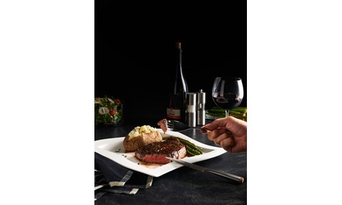 La préparation d'un savoureux dîner de steak est rendue facile grâce au tiroir de scellement sous vide de Wolf.