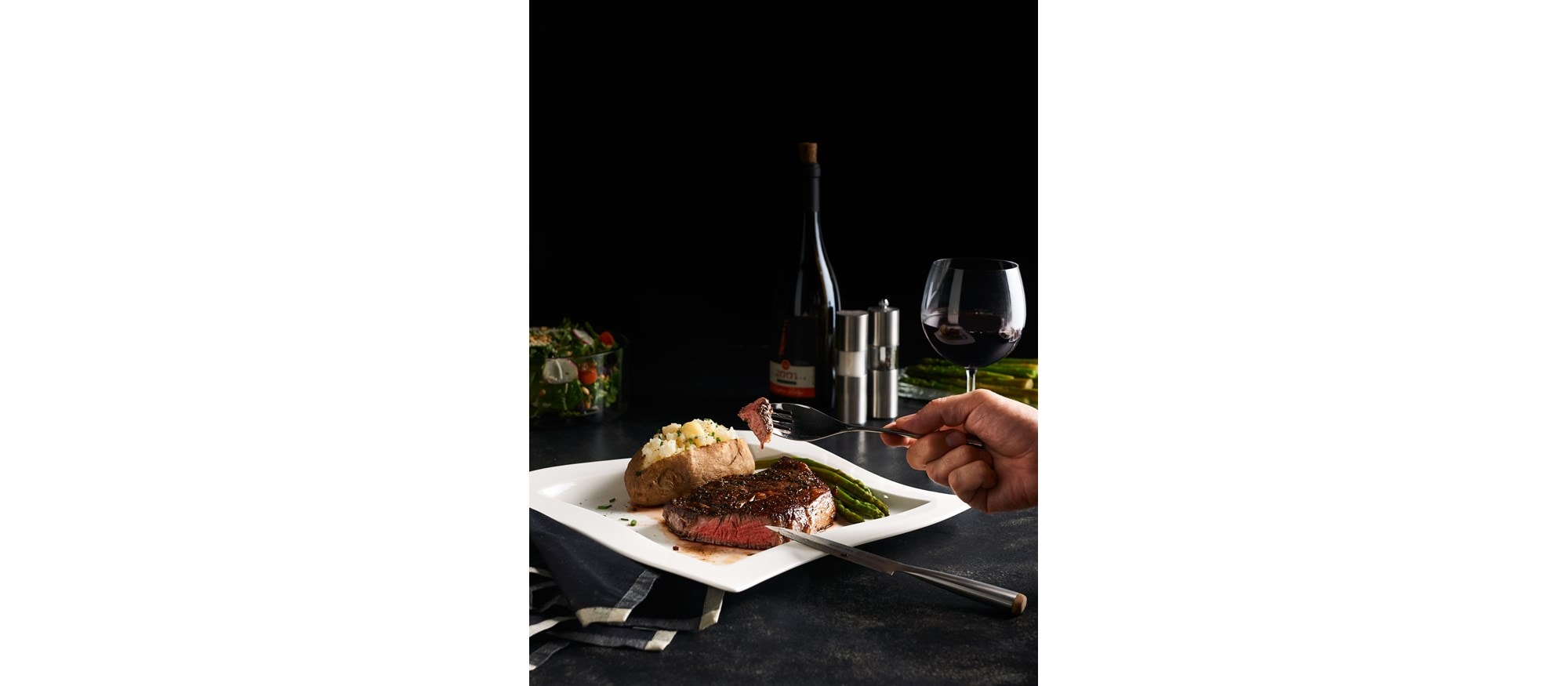 La préparation d'un savoureux dîner de steak est rendue facile grâce au tiroir de scellement sous vide de Wolf.