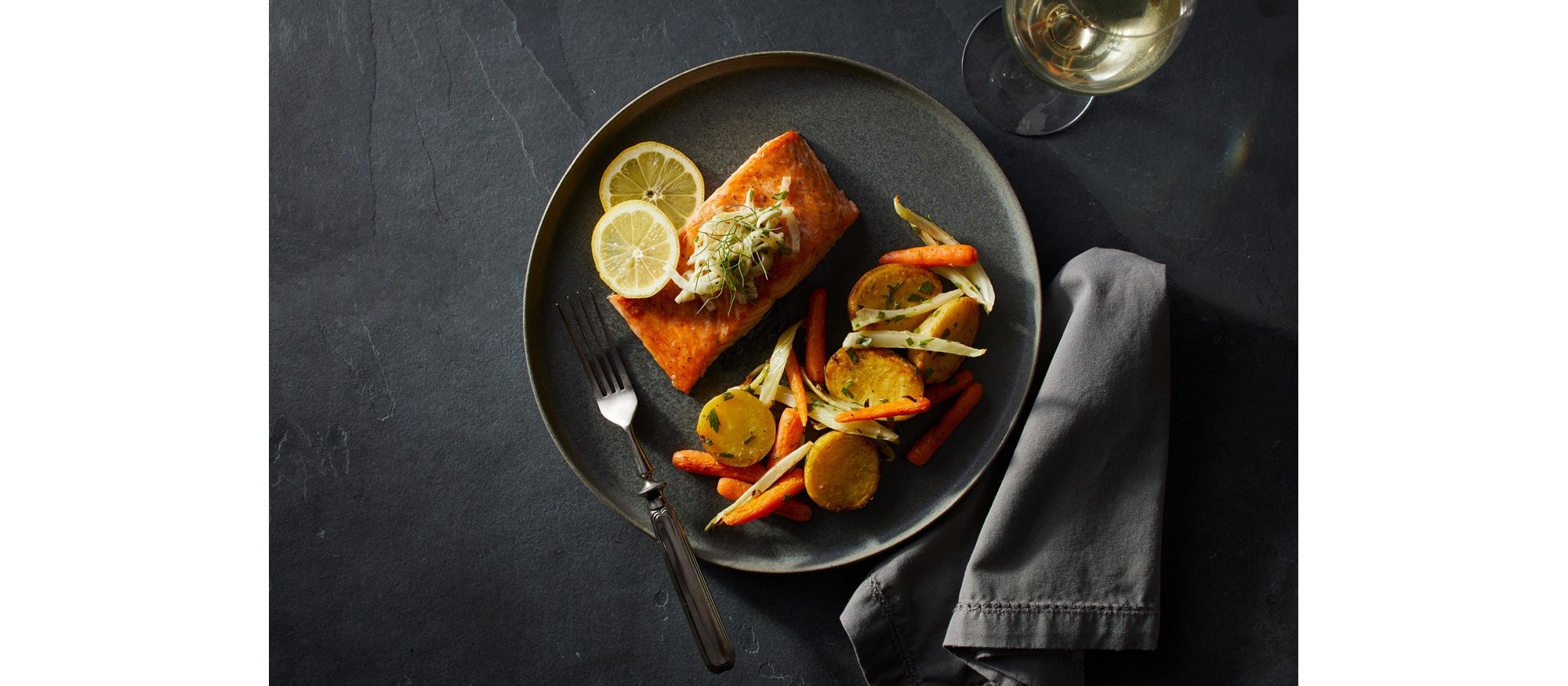 Saumon sauvage rôti en papillote avec légumes et fines herbes