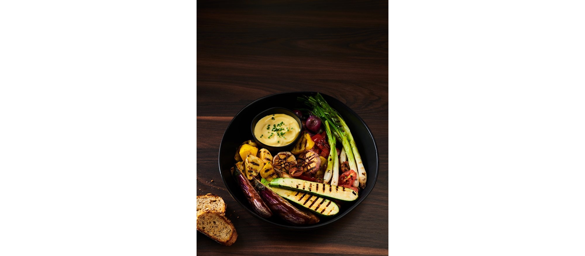 Recette de légumes grillés avec aïoli à l’ail facile et délicieuse utilisant le mode Gril de votre cuisinière mixte Wolf