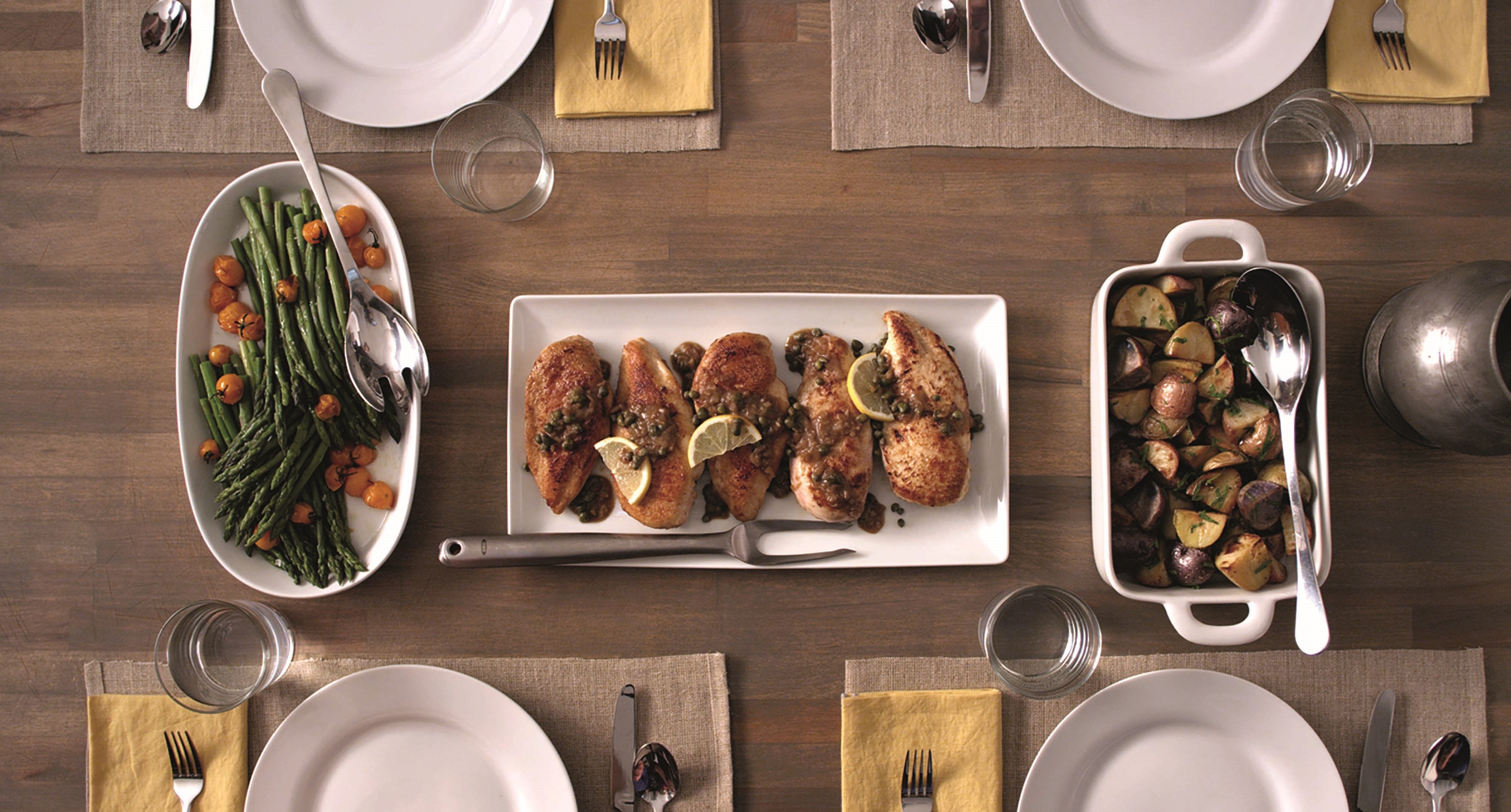 Poulet rôti avec pommes de terre nouvelles et asperges