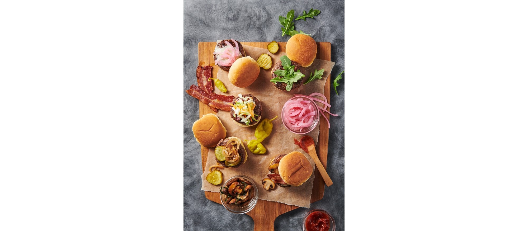 Recette facile et délicieuse de mini-burgers de bison avec oignons caramélisés et champignons sautés à l'aide du mode plaque à frire de votre cuisinière mixte Wolf