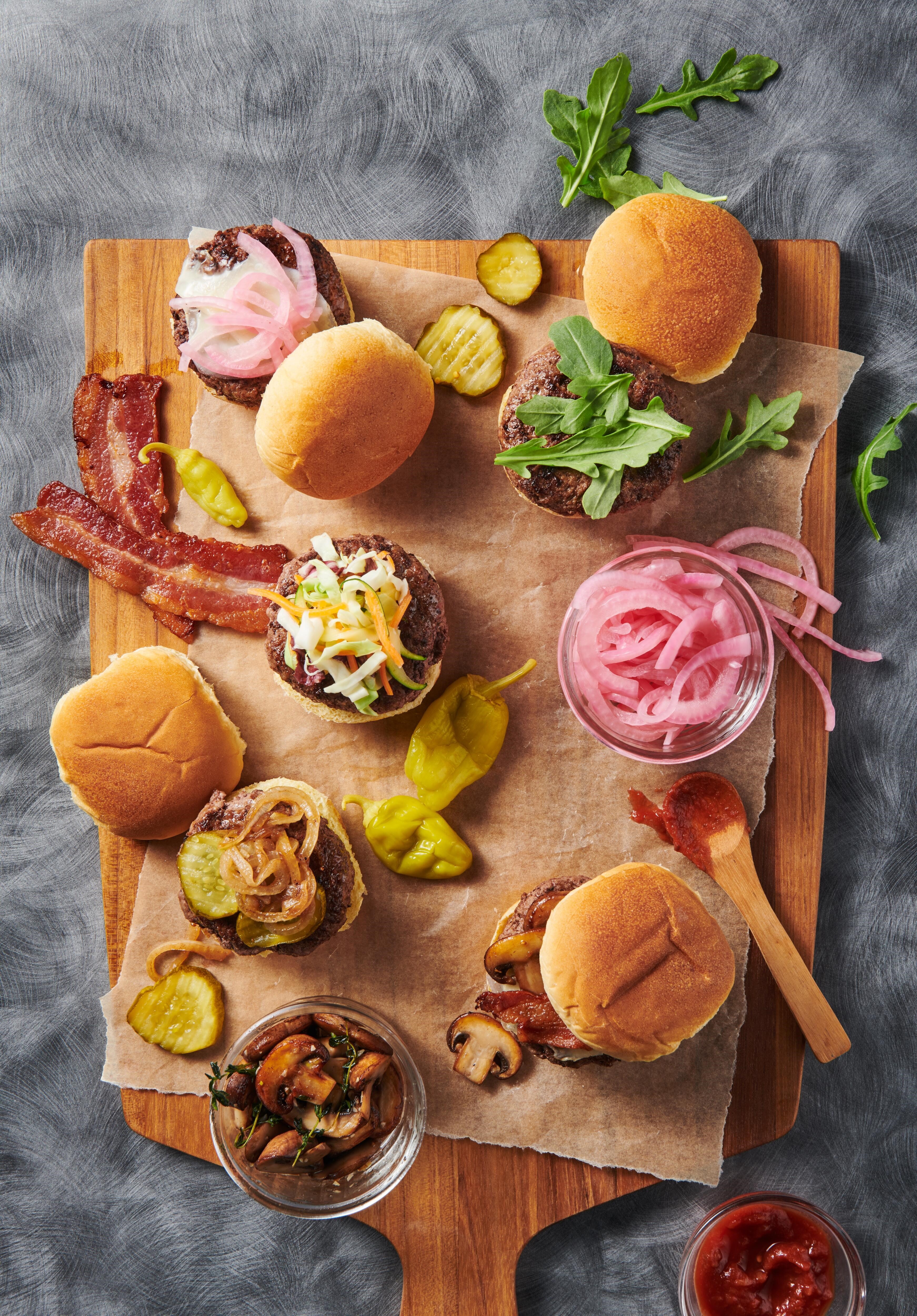 Recette facile et délicieuse de mini-burgers de bison avec oignons caramélisés et champignons sautés à l'aide du mode plaque à frire de votre cuisinière mixte Wolf