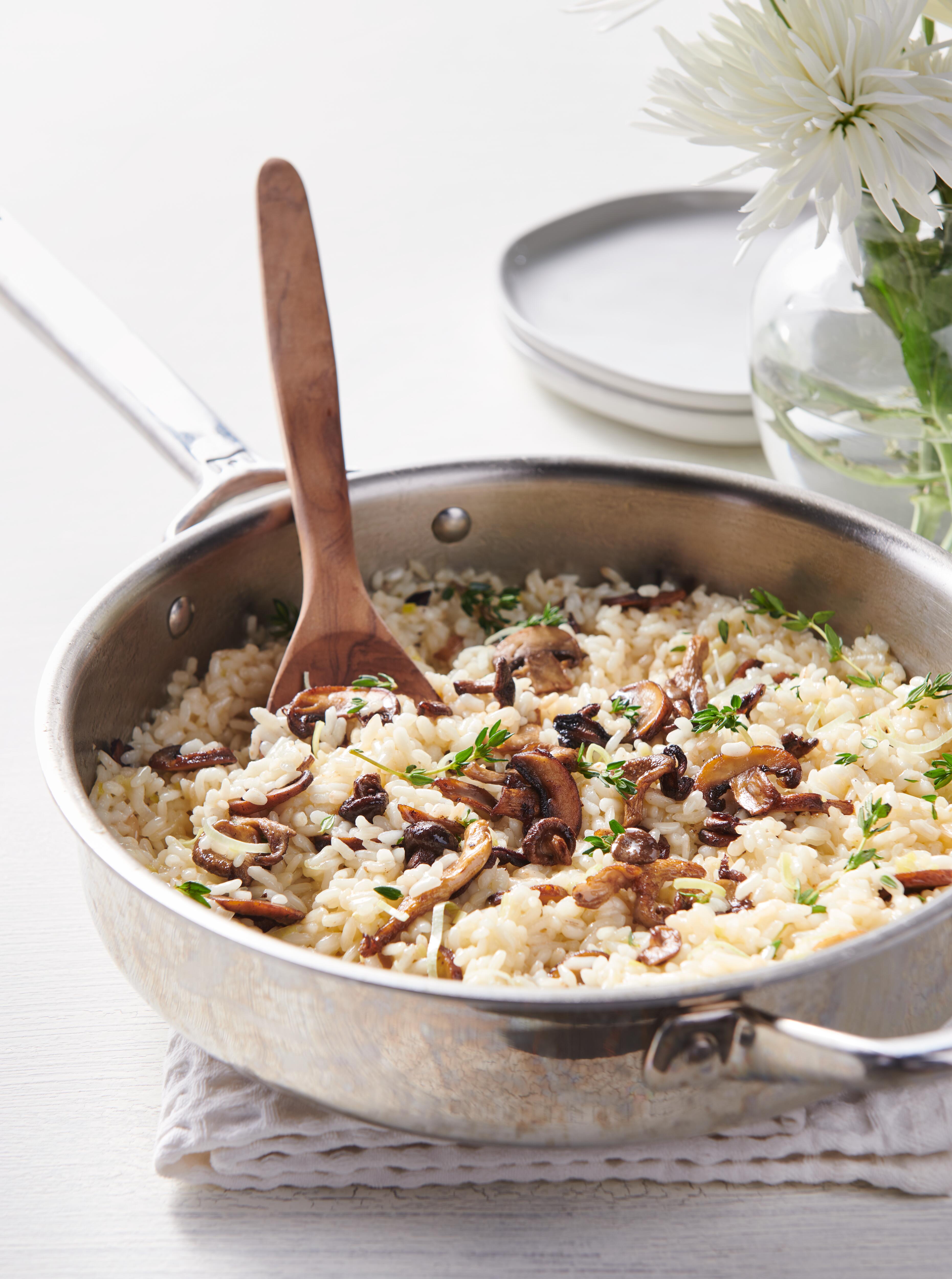Recette facile et délicieuse du risotto aux champignons et au parmesan en utilisant le mode Plaque de cuisson française de votre cuisinière mixte Wolf